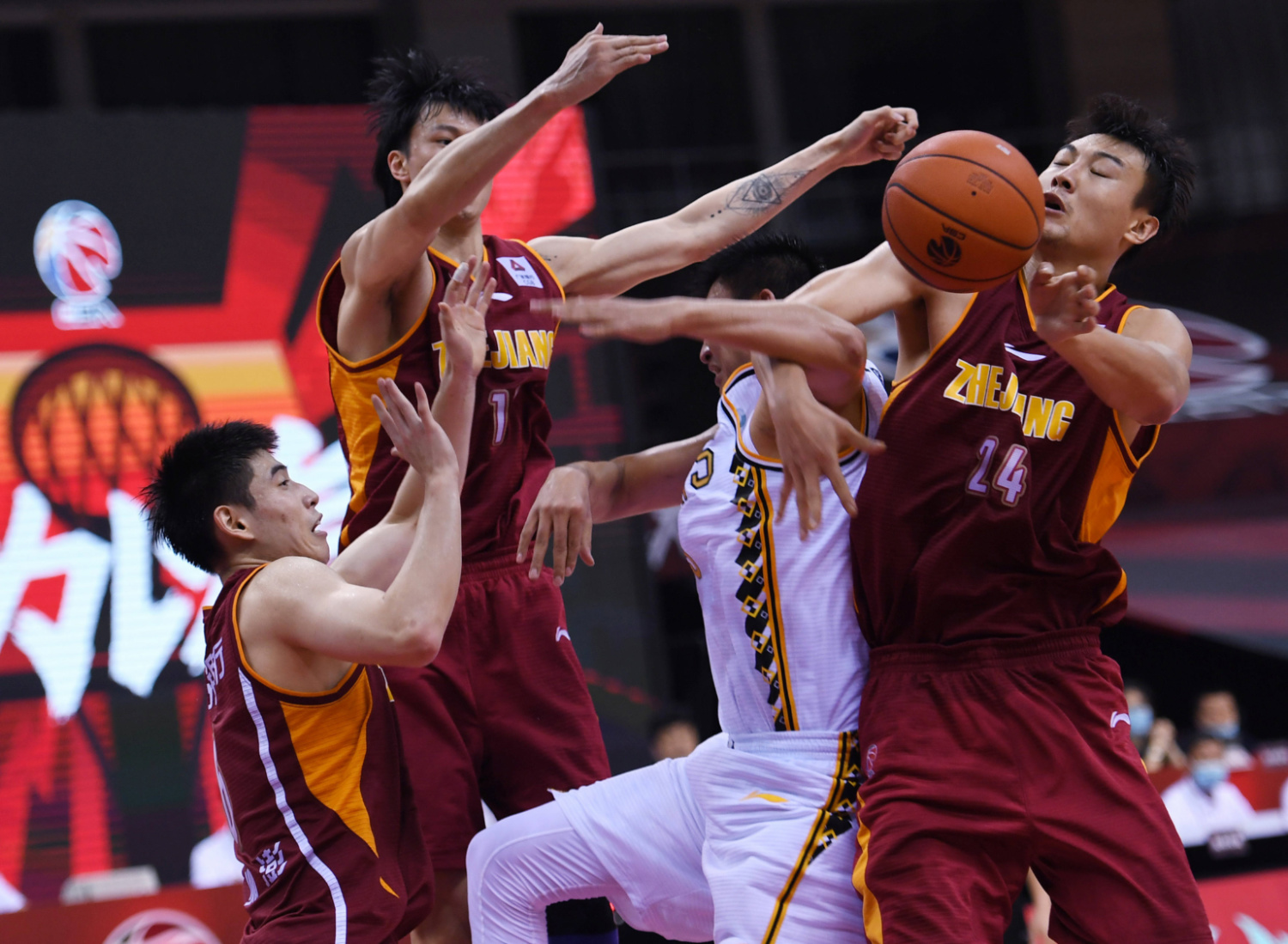 包含浙江稠州发布备战花絮；清晨再遭质疑；欧篮联任务艰巨；高层口径保持一致的词条